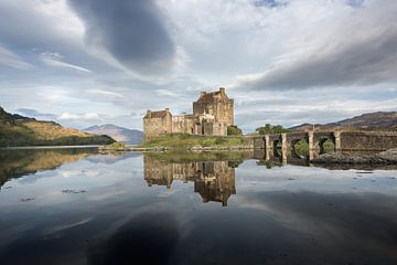 Eilean Donan kasteel met weerspiegeling in Schotland