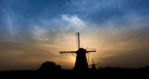 Windmolen Nederwaard Nr 5, Kinderdijk tijdens zonsondergang. van Pieter van Roijen