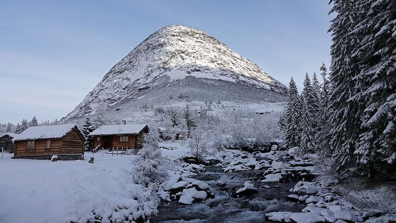 Sommet de montagne enneigé et hytter norvégien à Øvstestølbrua sur le sentier Trollstigen par Aagje de Jong