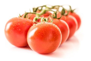 Macro rijpe sappige tomaten met waterdruppels van Dieter Walther