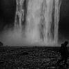 Silhouette d'une chute d'eau en Islande en noir et blanc. sur RUUDC Fotografie