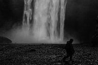Waterval silhouet in IJsland in zwart-wit.