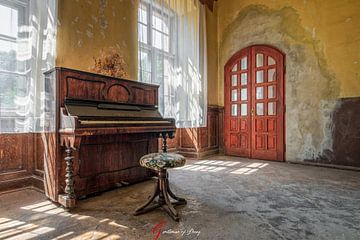 Verlaten piano van Gentleman of Decay