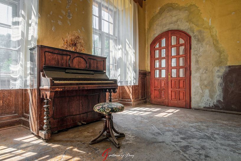 Abandoned piano by Gentleman of Decay
