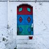 Porte colorée à Ostuni sur MDRN HOME