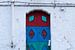 Porte colorée à Ostuni sur MDRN HOME