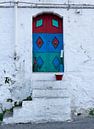 Bunte Tür in Ostuni von MDRN HOME Miniaturansicht