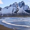 De zee bij Vestrahorn in IJsland van Judith van Wijk
