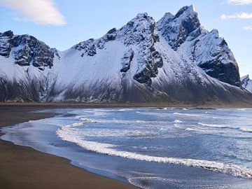 De zee bij Vestrahorn in IJsland van Judith van Wijk