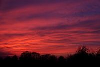 Gekleurde wolkenlucht bij zonsondergang