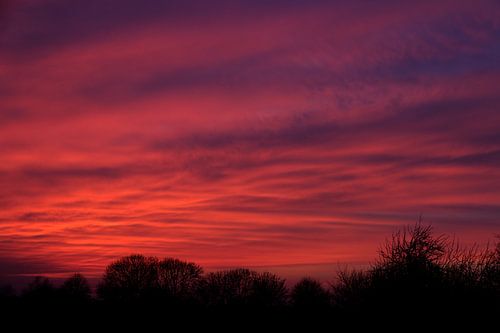 Gekleurde wolkenlucht bij zonsondergang
