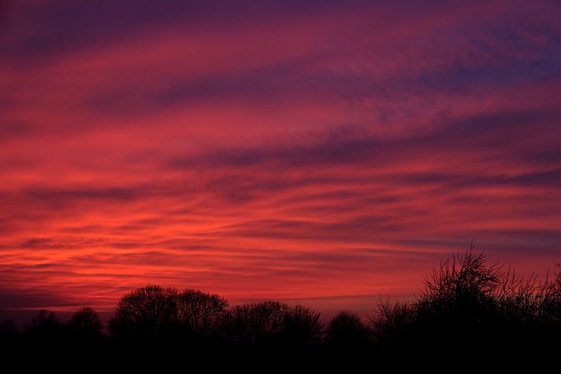 Gekleurde wolkenlucht bij zonsondergang von Ton Reijnaerdts