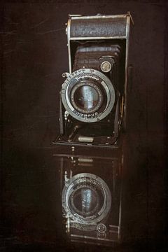 Vintage analoge balg film camera reflectie - oude foto van Andreea Eva Herczegh