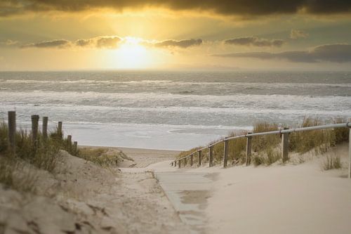 Een prachtige zonsondergang aan het strand