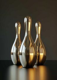 Drie gepolijste metalen bowlingpinnen die op een donkere ondergrond staan van Morgan