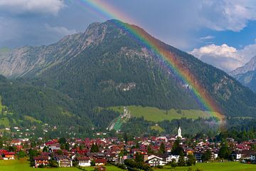 een regenboog boven Oberstdorf van Walter G. Allgöwer