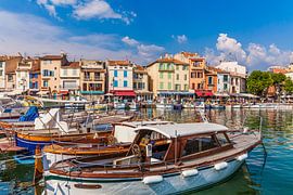 Fischerboote im Hafen von Cassis an der Côte d'Azur von Werner Dieterich