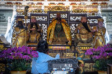 Vrouw met wierook in een tempel in Taiwan van Mickéle Godderis