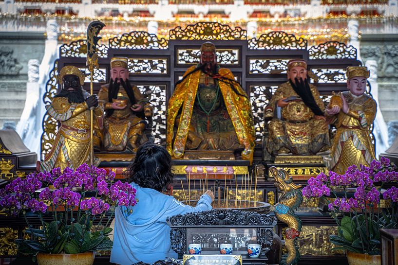 Femme avec de l'encens dans un temple à Taïwan par Mickéle Godderis