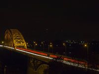 Avondfoto verkeer Waalbrug
