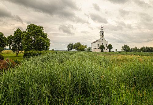 Pittoreske witte kerk Simonshaven van Marly De Kok