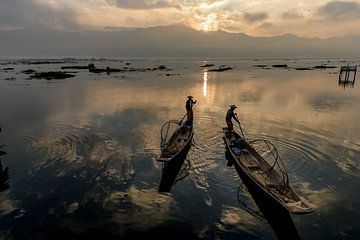FISCHERS AT SUNRISE Vist AUF traditionelle Weg zum Inle See in Myanmar. Mit einem Korb wird der Fisc von Wout Kok