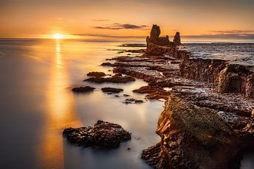 Kust van IJsland bij zonsondergang. van Voss Fine Art Fotografie