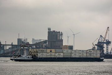 Binnenvaartschip Choice geladen met containers in het Breeddiep. van scheepskijkerhavenfotografie