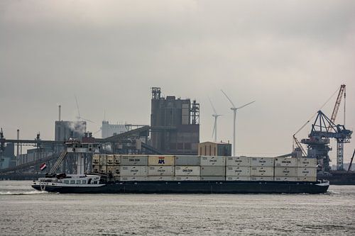 Binnenvaartschip Choice geladen met containers in het Breeddiep.