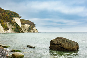 Die Ostseeküste auf der Insel Rügen im Herbst