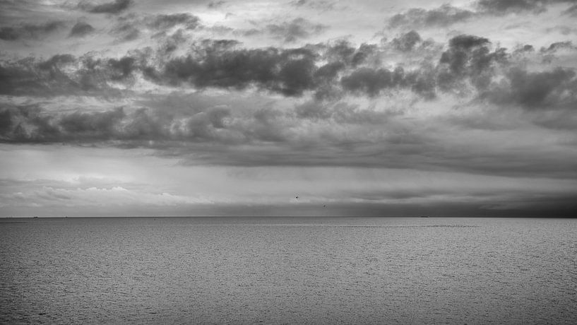 une vue imprenable sur l'eau et sous les nuages par Hans de Waay