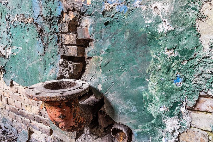 Rohrstutzen an alter kaputter Mauer - Lost Place Alter Flugplatz Rangsdorf von Frank Herrmann