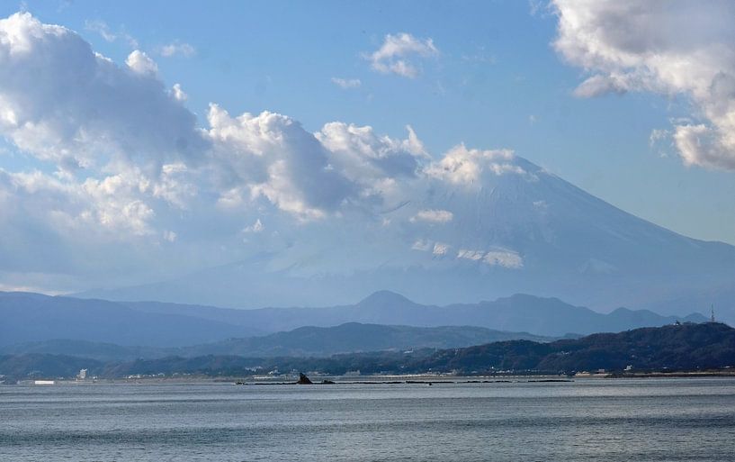 De berg Fuji gezien vanaf Enoshima van Lensw0rld