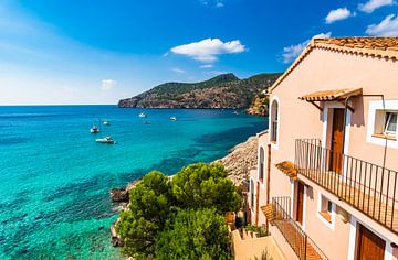 Prachtig uitzicht op de baai van Camp de Mar op het eiland Mallorca van Alex Winter