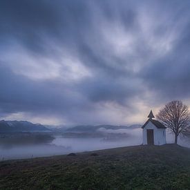 La chapelle sur la colline dans la brume matinale, région préalpine bavaroise sur Christina Bauer Photos