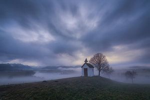 Die Kapelle auf dem Hügel im Morgennebel, bayerisches Voralpenland