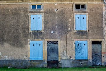 Oud Frans pakhuis met blauwe luiken van Blond Beeld