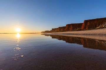 Zonsondergang op het zandstrand Praia da Falésia. Kliffen Roze bloemen bij Albufeira, Portugal van Fotos by Jan Wehnert