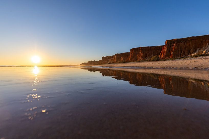 Coucher de soleil sur la plage de sable Praia da Falésia. Falaises Fleurs roses près d'Albufeira, Portugal par Fotos by Jan Wehnert