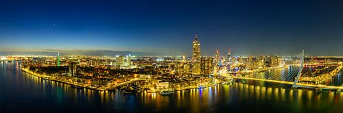 Rotterdam skyline panorama in de avond van Sjoerd van der Wal Fotografie