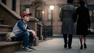 Forgotten – Junge mit Baseballhelm auf einer New Yorker Treppe