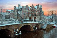 Besneeuwd Amsterdam in Nederland bij zonsondergang von Eye on You Miniaturansicht