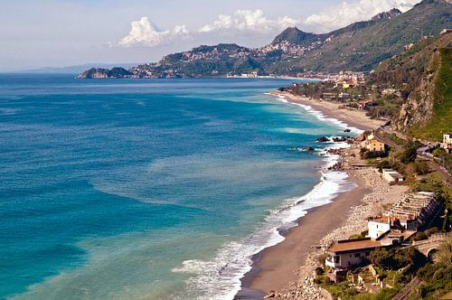 Heldere kleuren van de Ionische Zee aan de oostkust van Sicilië