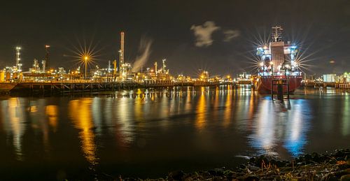 Nachtfoto in de Rotterdamse haven