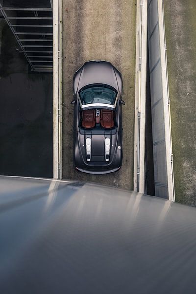 Audi R8 V10 in einer Stilvollen Parkgarage mit Sanfter Beleuchtung von Sebastiaan van 't Hoog