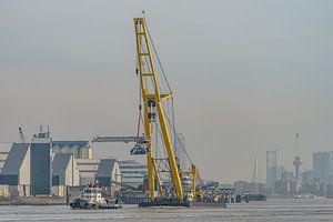 Hebo Lift 7 en cours dans le port de Rotterdam. sur Jaap van den Berg