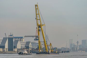 Hebo Lift 7 en cours dans le port de Rotterdam. sur Jaap van den Berg