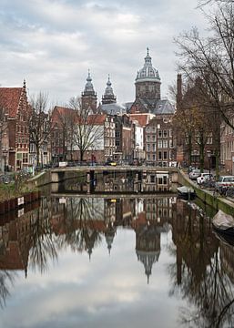 Canal et vieilles maisons à Amsterdam sur Oudezijds Voorburgwal sur Lorena Cirstea