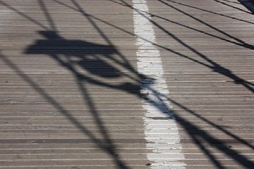 Schatten auf der Brücke. von Brenda van der Hoek