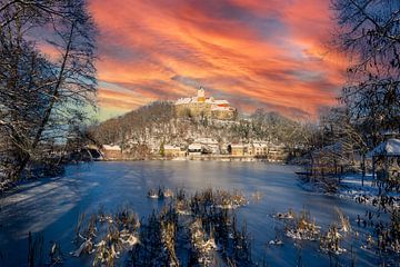 Kasteel Schönfels in Saksen bij zonsondergang in de winter met kasteelvijver van Animaflora PicsStock